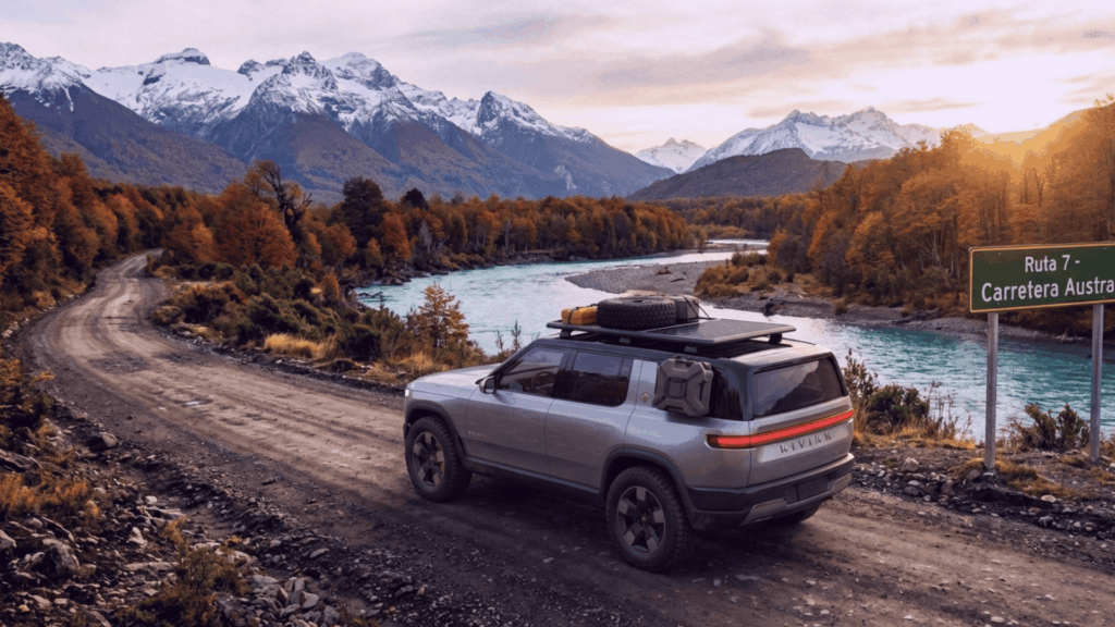 Vemos un vehículo 4x4 haciendo roadtrips en Chile por la carretera austral, pasando por la ruta 7.